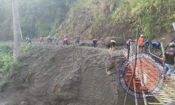 Bencana Tanah Longsor dan Banjir, TNI – Polri dan Masyarakat Bangun Jembatan Darurat