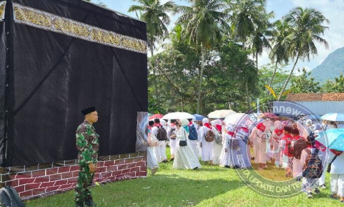 Babinsa Kampak Dampingi Manasik Haji Siswa SD, Perkuat Pendidikan Karakter di Trenggalek