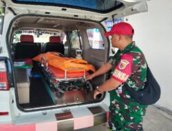 Babinsa Koramil 0801/01 Pacitan Sigap Evakuasi Korban Laka Laut di Pantai Pancer Door