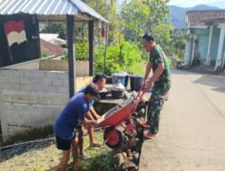 Bangun Desa, Babinsa Kodim Ponorogo Ikut Kerja Bakti Lebarkan Jalan