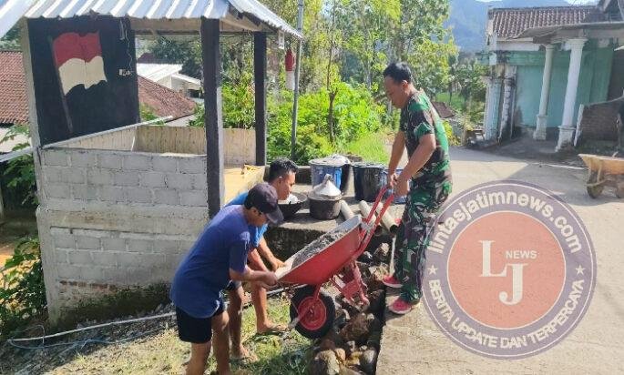 Bangun Desa, Babinsa Kodim Ponorogo Ikut Kerja Bakti Lebarkan Jalan
