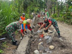 Antisipasi Genangan dan Banjir, Koramil Jenar bersama Warga Bahu-Membahu Buat Parit