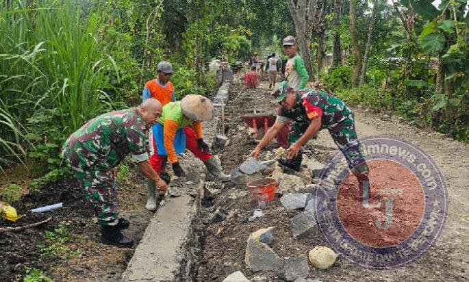 Antisipasi Genangan dan Banjir, Koramil Jenar bersama Warga Bahu-Membahu Buat Parit
