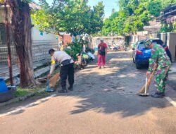 Semangat Gotong Royong, Babinsa dan Warga Ngegong Bersihkan Lingkungan Bersama