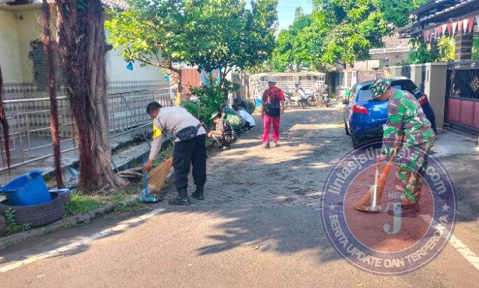 Semangat Gotong Royong, Babinsa dan Warga Ngegong Bersihkan Lingkungan Bersama