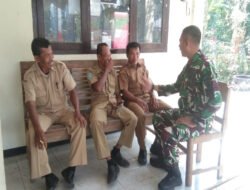 Jalin Silaturahmi Pererat Kedekatan, Babinsa Kodim Ponorogo Komsos Dengan Aparat Desa