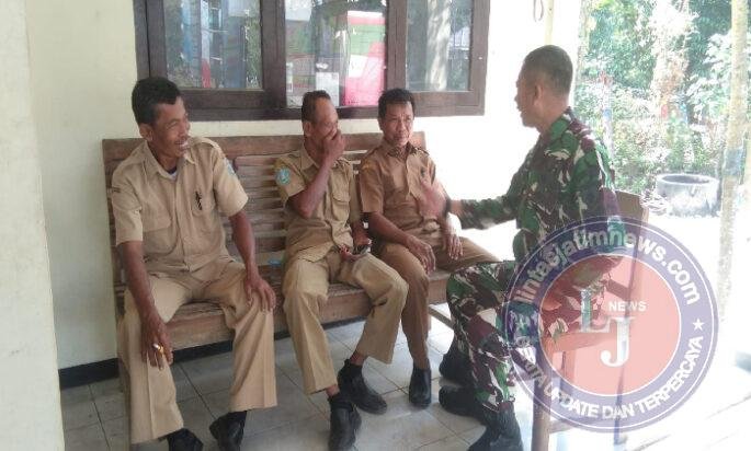 Jalin Silaturahmi Pererat Kedekatan, Babinsa Kodim Ponorogo Komsos Dengan Aparat Desa