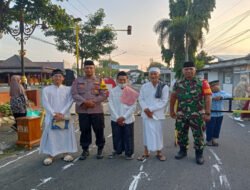 Teduhkan Suasana Idul Adha, Babinsa Koramil Taman Jaga Khusyuknya Salat di Masjid Kuno