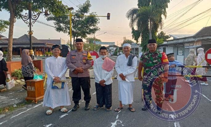 Teduhkan Suasana Idul Adha, Babinsa Koramil Taman Jaga Khusyuknya Salat di Masjid Kuno