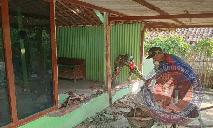 Rumah Pak Jarman Mulai Dibedah, Babinsa dan Warga Pilangkenceng Hadirkan Harapan Baru
