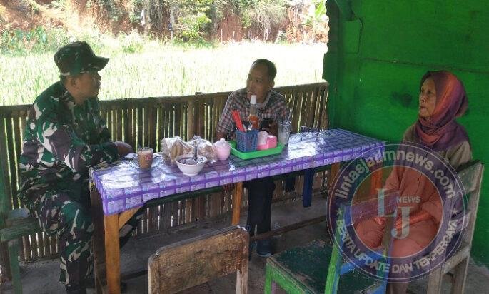 Babinsa Koramil 18/Girimarto Perkuat Kedekatan dengan Warga Lewat Anjangsana dan Komsos Humanis