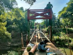 Cuaca Hujan, Babinsa Puhti dan Warga Terus Kebut Pembangunan Jembatan Perintis Garuda di Desa Puhti