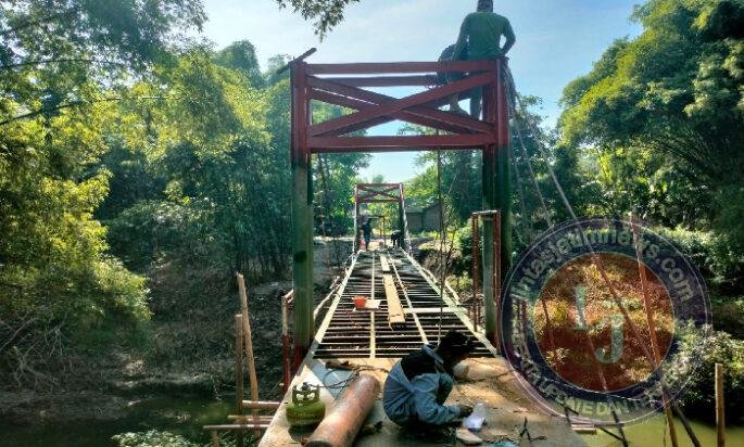 Cuaca Hujan, Babinsa Puhti dan Warga Terus Kebut Pembangunan Jembatan Perintis Garuda di Desa Puhti