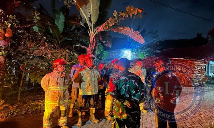 TNI dan Damkar Trenggalek Sigap Padamkan Kebakaran Tempat Pembakaran Genteng di Gandusari