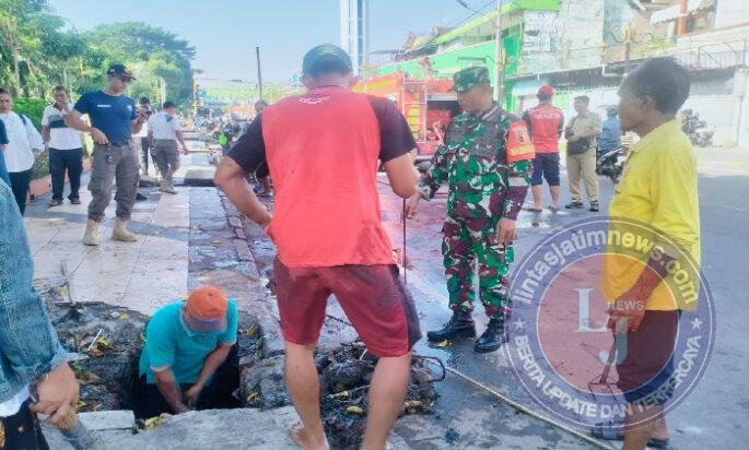 Demi Lingkungan Bersih, Babinsa Pangongangan Gotong Royong Bersama Warga Bersihkan Saluran Air
