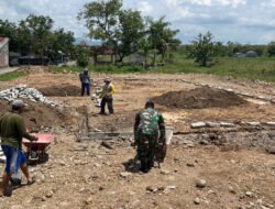 Semangat Gotong Royong Warga Pajaran Bangun Lapangan Voli Bersama Babinsa