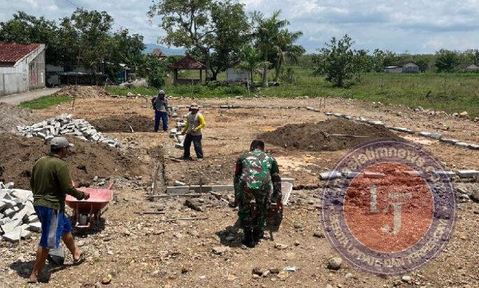 Semangat Gotong Royong Warga Pajaran Bangun Lapangan Voli Bersama Babinsa