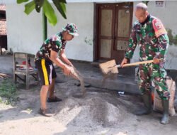 Babinsa Hadir Membawa Harapan, Rumah Ibu Emi Diperbaiki Bersama Warga