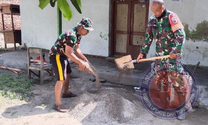 Babinsa Hadir Membawa Harapan, Rumah Ibu Emi Diperbaiki Bersama Warga
