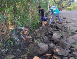 Babinsa dan Warga Candirejo Gotong Royong Bangun Talud Jalan