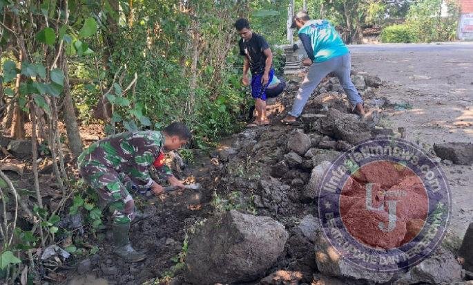Babinsa dan Warga Candirejo Gotong Royong Bangun Talud Jalan