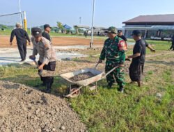 Kebersamaan yang Menginspirasi, Babinsa dan Warga Slambur Kompak Bersihkan Lingkungan