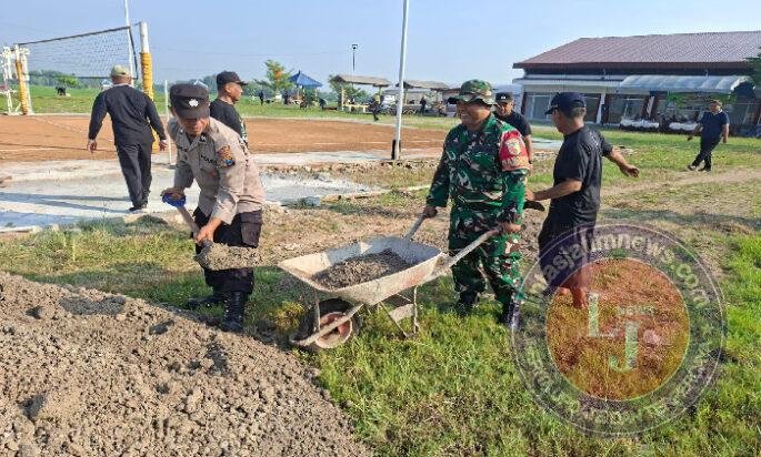 Kebersamaan yang Menginspirasi, Babinsa dan Warga Slambur Kompak Bersihkan Lingkungan