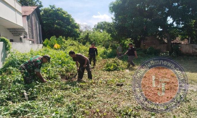 Babinsa Joyotakan Pelopori Kerja Bakti Di Lingkungan Kantor Kelurahan