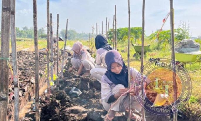 Dukung Program Ketahanan Pangan Presiden, Polres Pasuruan Bersama SMKN 1 Purwosari Kembangkan Budidaya Uwi Ungu