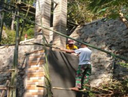 Babinsa Koramil 0801/08 Tulakan Karya Bhakti Pembuatan Gapura Desa