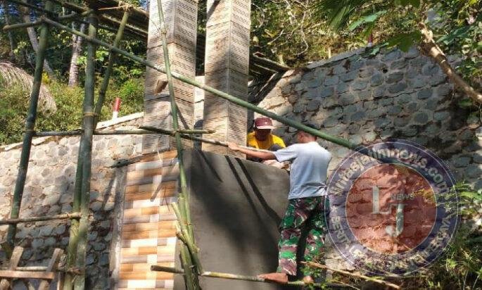 Babinsa Koramil 0801/08 Tulakan Karya Bhakti Pembuatan Gapura Desa