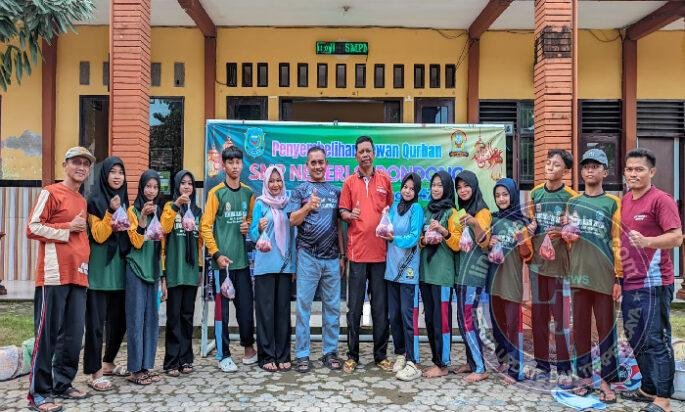 Hari Tasyrik Penuh Berkah, SMP Negeri 1 Pucuk Salurkan Ratusan Paket Daging Kurban