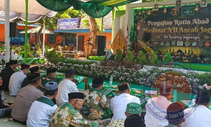 Pererat Silahturahmi dan Jaga Kondusifitas di Wilayah, Danramil Jogorogo Hadiri Pengajian Muslimatan NU