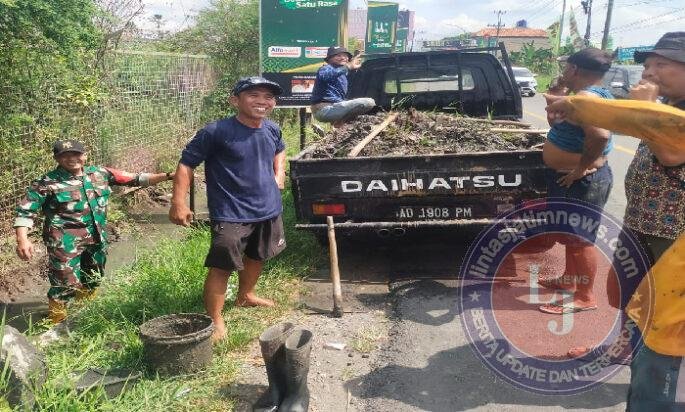Babinsa dan Warga Ngesrep Gotong Royong Bersihkan Parit, Cegah Banjir Sejak Dini