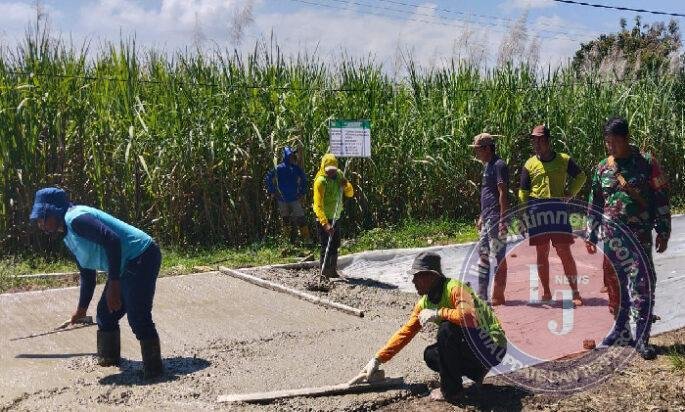 Jalan Impian Warga Mulai Terwujud, Babinsa dan Masyarakat Bahu-Membahu Cor Jalan Desa