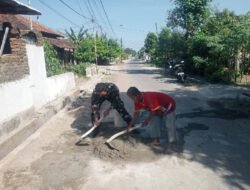 Kerja Bakti, Babinsa Kodim Ponorogo Bersama Warga Gotong Royong Bangun Mushala