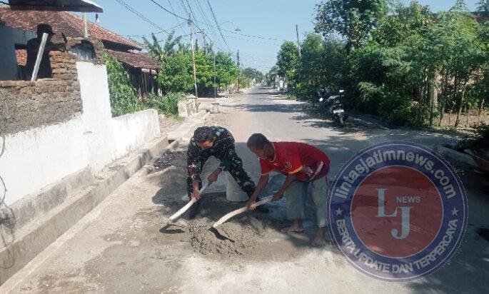 Kerja Bakti, Babinsa Kodim Ponorogo Bersama Warga Gotong Royong Bangun Mushala