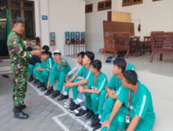 Tanamkan Disiplin Sejak Dini, Babinsa Banjarsari Pacu Semangat Belajar Siswa SMU Budi Utomo
