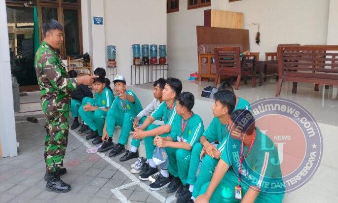 Tanamkan Disiplin Sejak Dini, Babinsa Banjarsari Pacu Semangat Belajar Siswa SMU Budi Utomo
