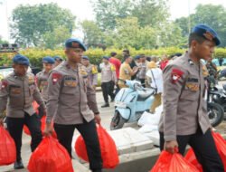 Brimob Metro Jaya Kerahkan 2 Unit Kendaraan Dapur Lapangan (Randurlap), Bagikan Bantuan Makanan untuk Korban Kebakaran Pasar Jiung