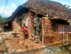 Saat Warga Membutuhkan, Babinsa dan Warga Geger Hadir Perbaiki Rumah Suyat