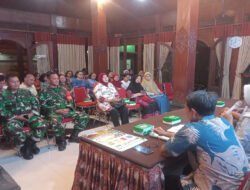 Ciptakan Lingkungan Bebas Sampah, Anggota Koramil 04/Jebres Berikan Sosialisasi Pengolahan & Pilah Sampah Kepada Warga