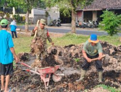 Bersama Warga, Babinsa Dagangan Hidupkan Semangat Gotong Royong untuk Lingkungan yang Lebih Bersih