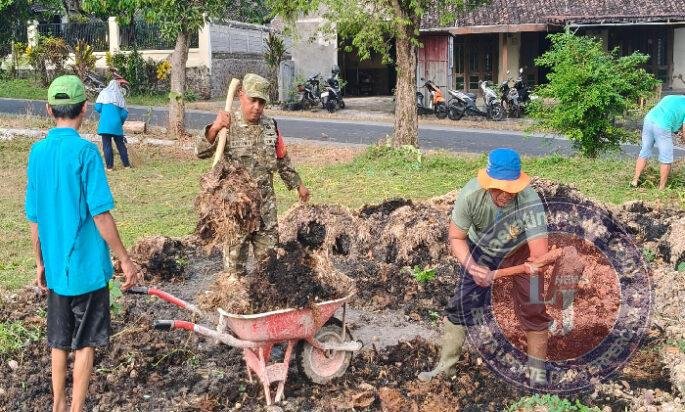 Bersama Warga, Babinsa Dagangan Hidupkan Semangat Gotong Royong untuk Lingkungan yang Lebih Bersih