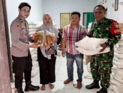 TNI-Polri Kawal Penyaluran Bantuan Beras dan Minyak Goreng bagi Warga Kurang Mampu di Trenggalek