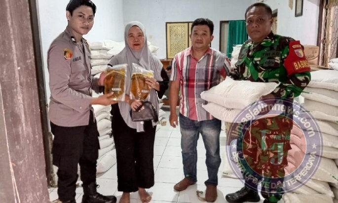 TNI-Polri Kawal Penyaluran Bantuan Beras dan Minyak Goreng bagi Warga Kurang Mampu di Trenggalek