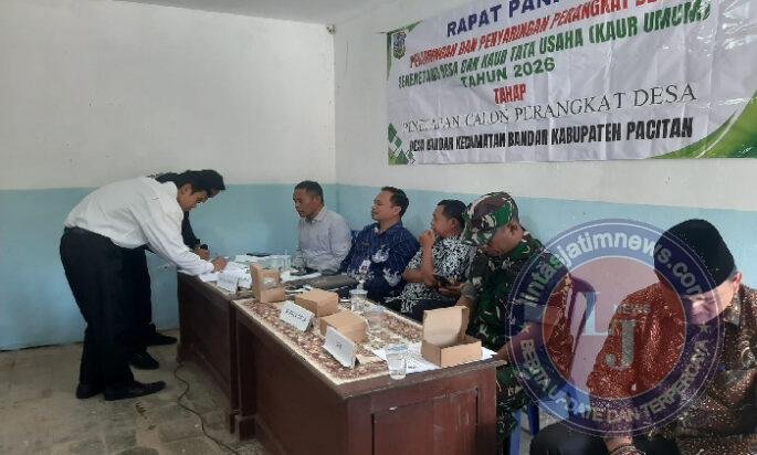 Serka Fery Babinsa Bandar Lakukan Pemantauan dan Pengamanan Pemeriksaan Calon Perangkat Desa