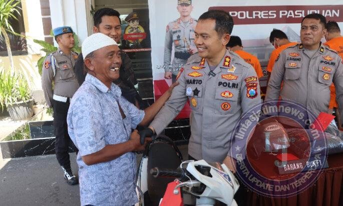 Kapolres Pasuruan Kembalikan Motor Curian kepada Korban, Tangis Haru Warnai Penyerahan Motor