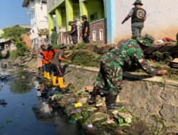 Mitigasi Banjir Dimulai dari Sungai: Koramil 04/Jebres Gerakkan Warga Gandekan Bersih-Bersih