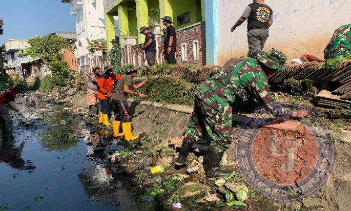 Mitigasi Banjir Dimulai dari Sungai: Koramil 04/Jebres Gerakkan Warga Gandekan Bersih-Bersih